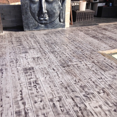Pavimento de hormigón impreso en imitación madera
