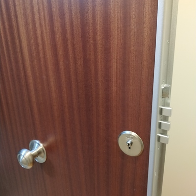 Puerta blindada con perfil cerradura de borjas o bombín de seguridad reforzado