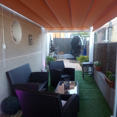 Pérgola con muebles 