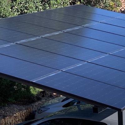 Pérgola con paneles solares