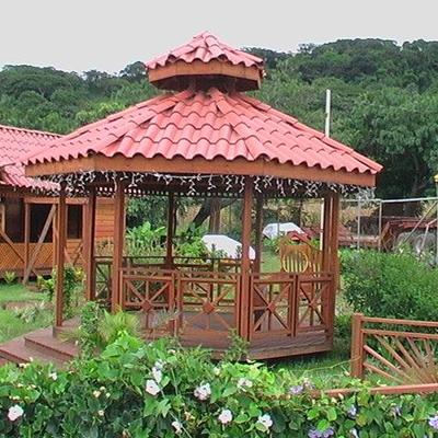 Pérgola con teja plástica de fácil instalación