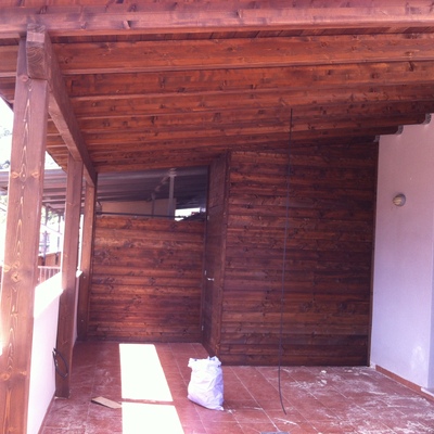 Pergola de madera laminada maciza color nogal.