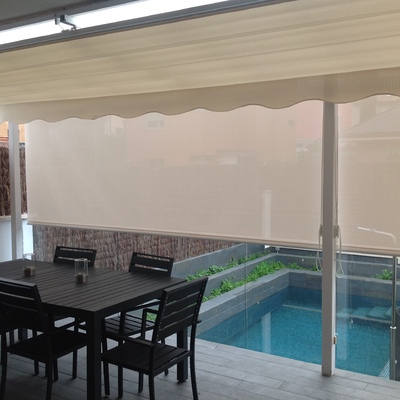 Pergola y cortinas enrollables con Polyscreen 