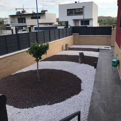 Piedra Volcánica Roja en combinación con Piedra Caliza.