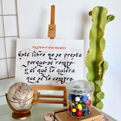 Pisa papeles con canicas