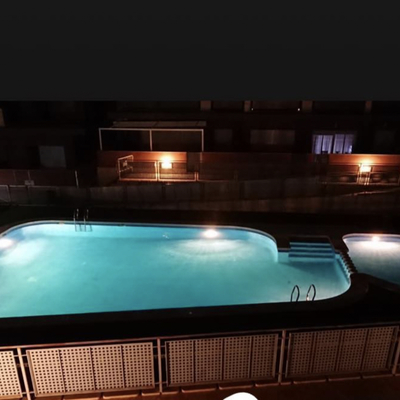 Instalación de luminaria en piscina comunitaria