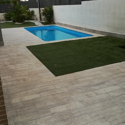 Piscina, cesped artificial y  ceramica imitacion madera