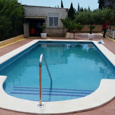 PISCINA CON ESCALERA EXTERIOR