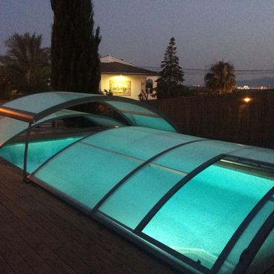 Piscina con iluminación