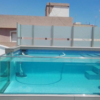 Piscina con ventanas en el techo de edificio