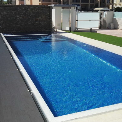 Piscina con zona spa, cañada de agua y cascada