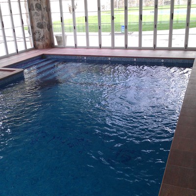 Piscina cubierta con bomba de calor e hidromasaje