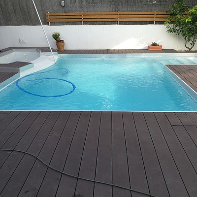 PISCINA DE DISEÑO CON JACUZZI Y TERMINACIÓN ACERO/MADERA