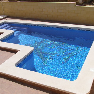 Piscina de forma angular con bancos en la escalera