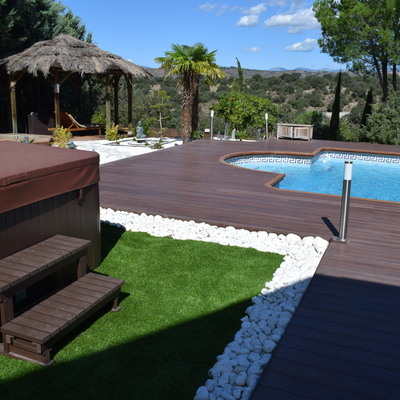 Piscina. Exteriores. Pavimentado en tarima sintética