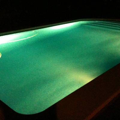 Piscina particular con luz.