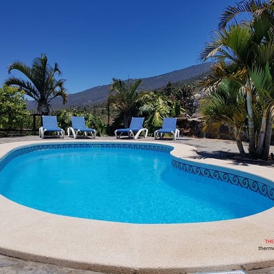 Piscina de Poliester monocasco con forma riñon y greca perimetral.