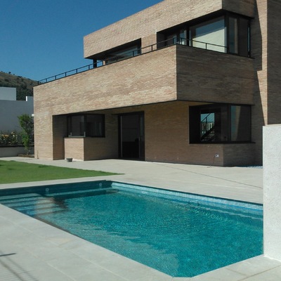 PISCINA RECTAGULAR CON ESCALERA Y BANCO INTERIOR