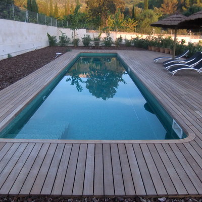 Piscina rectangular alargada.