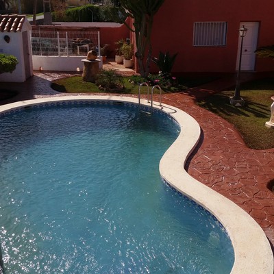 Piscina renovada y alrededor hormigon impreso