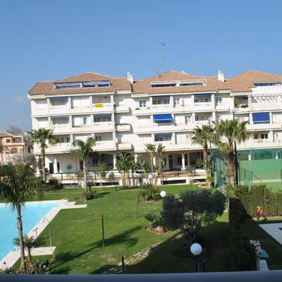 Piscina y fachada Saturno I