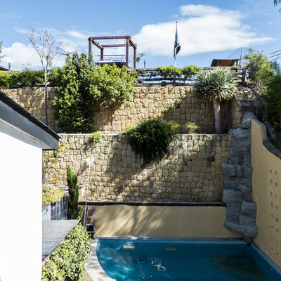 piscina y jardín interior