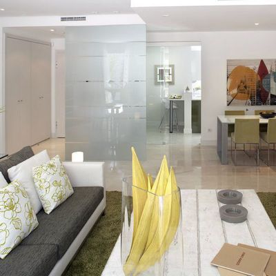 Piso en Planetario: una vivienda luminosa con separaciones de cristal