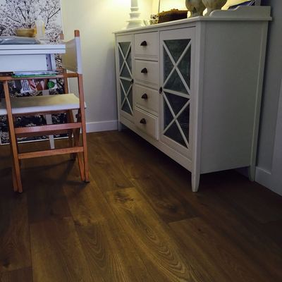 + Piso particular. Suelo laminado con manta acústica y lacado de puertas en blanco.