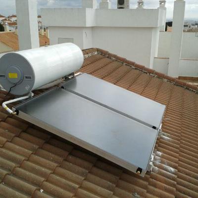 Equipo por termosifon de energía solar térmica.