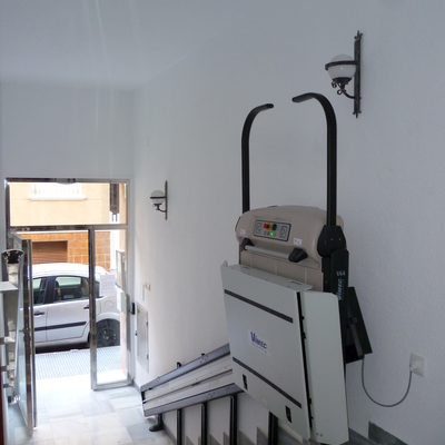 Plataforma salva escalera junto al acceso del edificio