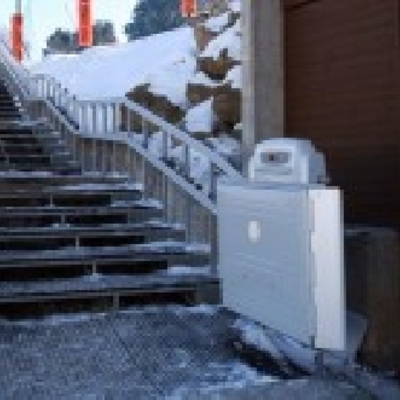 Plataforma salvaescaleras en estación de esquí.