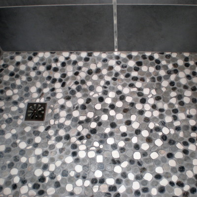 PLATO DUCHA DE OBRA CON PIEDRA"RIO CINZA"