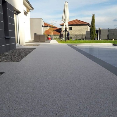 Playa de piscina y terraza exterior