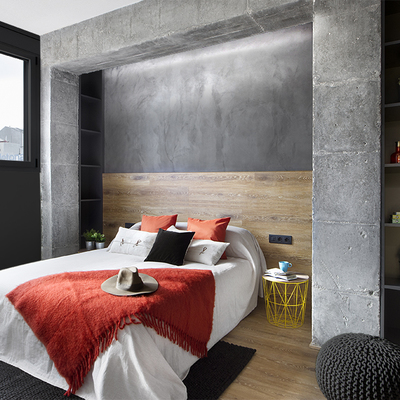 Dormitorio con pórtico de hormigón