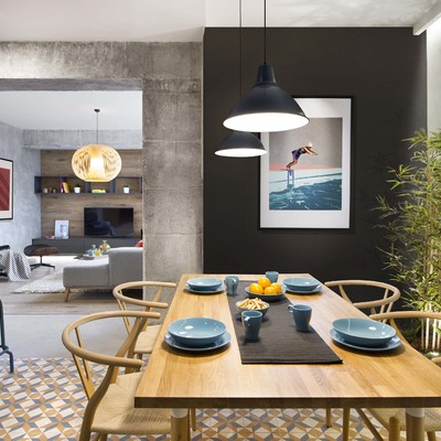 Comedor con lámparas de techo