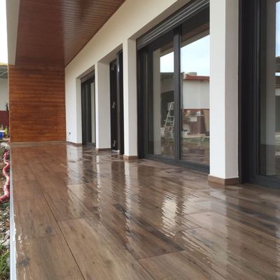 Porche forrado en madera.