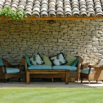 Porche con columnas en piedra,casa rústica