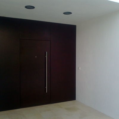 Porche de acceso. Panelado acero cor-ten