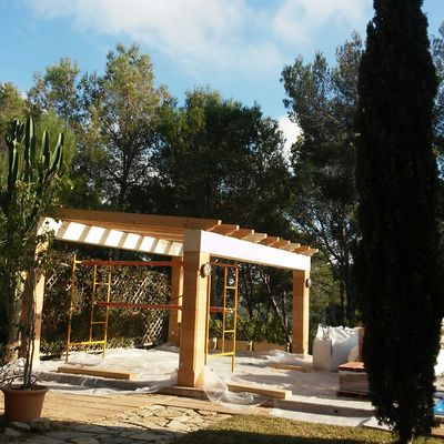 Construcción de porche frente a piscina