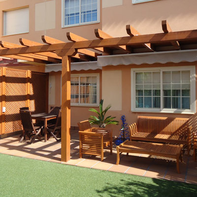 Porche en jardín con entradas de luz