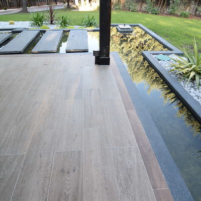 Porche trasero con río y estanque