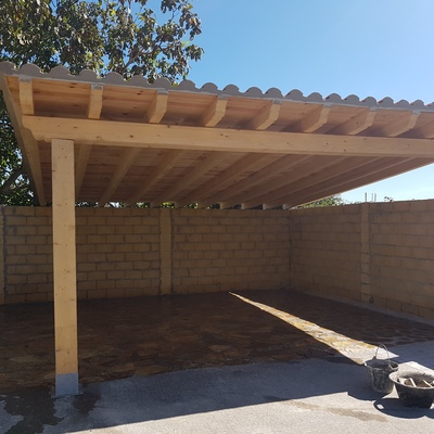 porche de madera con muros de bloque rugoso