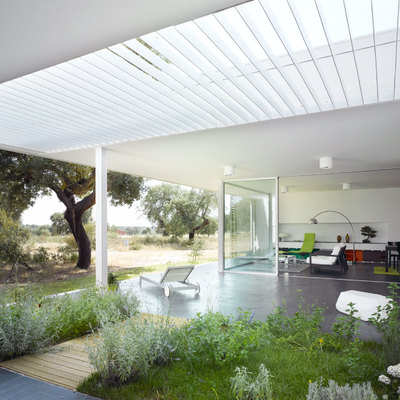 Porche y jardín de aromáticas