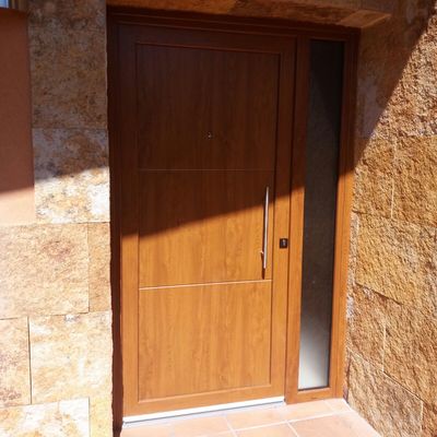 Porta d' entrada de PVC amb tancament per 8 punts