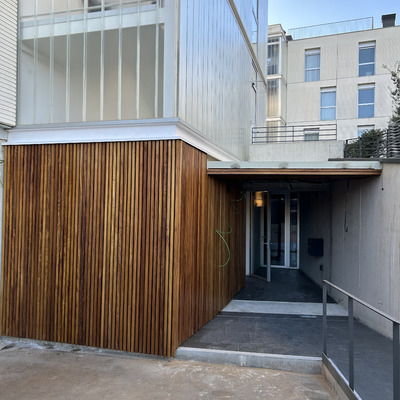 Revestimiento de listones de iroko sobre tablero