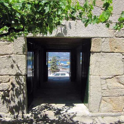 Portal desde el jardín