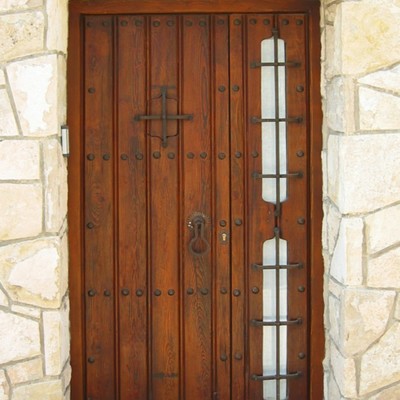 Portón rústico de madera