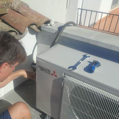 Instal.lació aparell aire condicionat bomba de calor