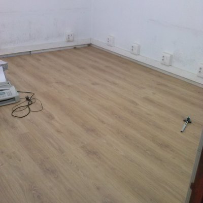 INSTALACION SUELO LAMINADO EN OFICINA DE 150 M2