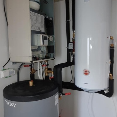 Bomba de calor con radiadores y ACS